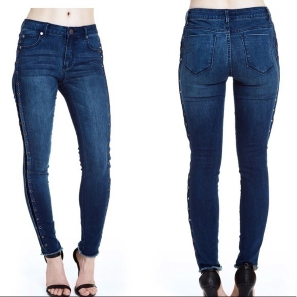 Romeo & Juliet Couture grommet raw hem jeans S